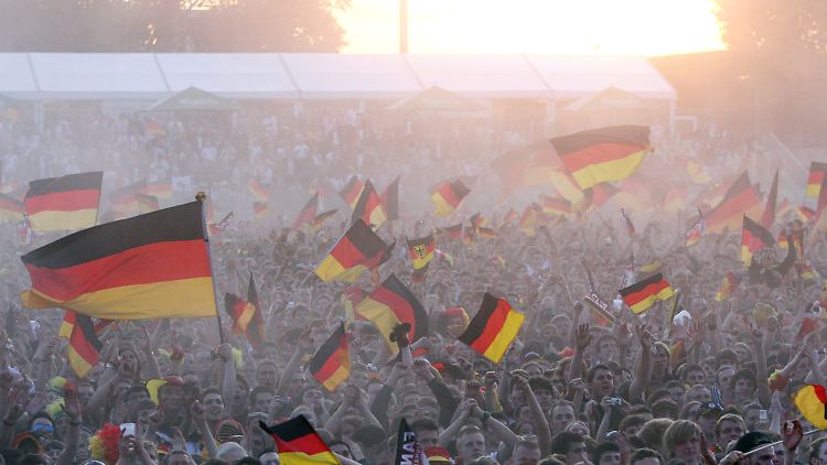 Feierwütig: 70.000 Fans sahen und feierten den deutschen Sieg in Hamburg auf dem Fanfest.