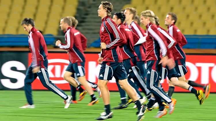 Die Dänen müssen gewinnen. Sie planen ein Flanken- und Kopfball-Festival.