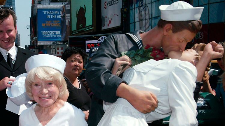 Edith Shain (l) posiert 2005 neben küssenden Schaufensterpuppen, mit denen die Szene nachgestellt wurde.