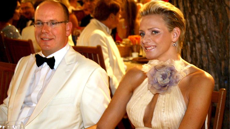 Verlobt sein heißt ja: Frau festhalten und trotzdem weiter flirten. 