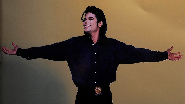 Zum ersten Todestag wird Michael Jackson noch einmal ins Rampenlicht gerückt.