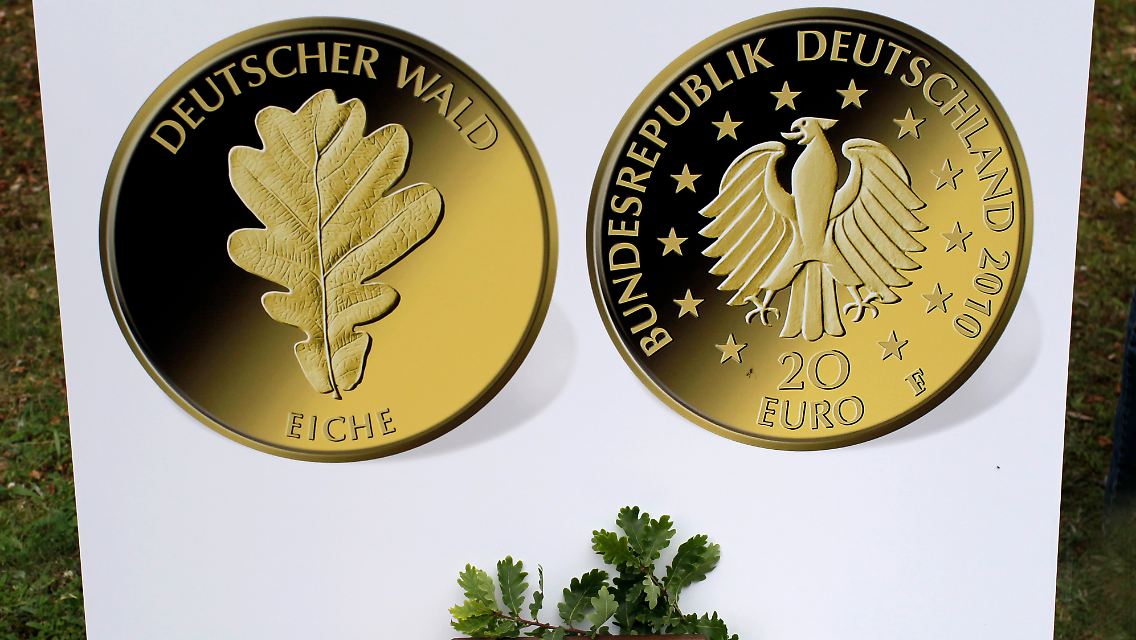 Die erste 20-Euro-Goldmünze der neuen Serie "Deutscher Wald" wurde Mittwoch im Garten der Wald-Oberschule in Berlin Westend vorgestellt.