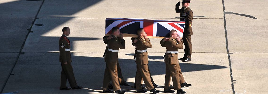 Die Leichen getöteter Briten werden in die Heimat gebracht.