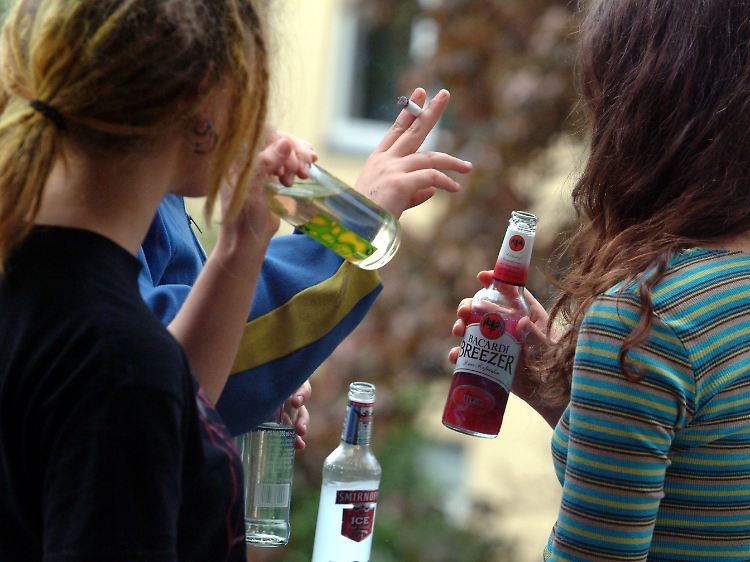Süße Alkopops und Biermischungen werden oftmals als Einstiegsgetränke von Jugendlichen konsumiert.