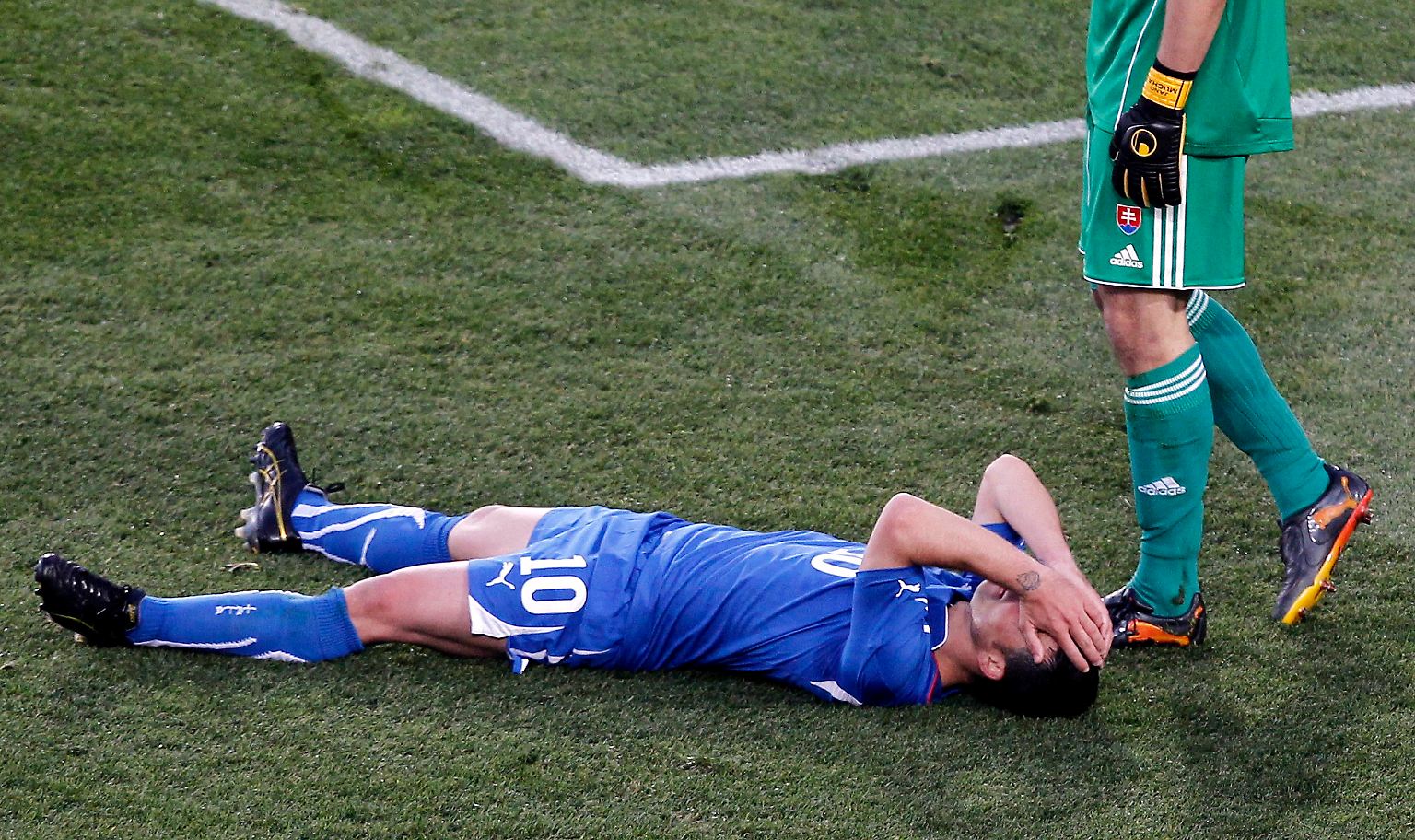 Witzfiguren statt Weltmeister: Italien ist nach einer erneut katastrophalen Leistung bei der  Fußball-WM in Südafrika als dritter Titelverteidiger bereits in der Gruppenphase gescheitert und wurde damit nach Vize-Weltmeister Frankreich zur nächsten Lachnummer.