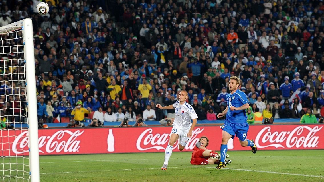 Der Slowake Kamil Kopunek erzielt das dritte italilenische Gegentor im Endspiel um das Achtelfinale. Beim WM-Gewinn 2006 waren es im gesamten Turnier nur zwei.