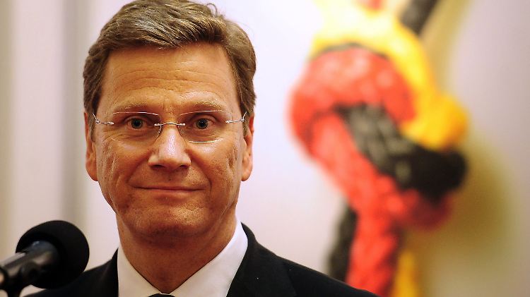 FDP-Chef Westerwelle will raus aus der Steuersenkungsfalle, ohne das Ziel jedoch mittelfristig aufzugeben.