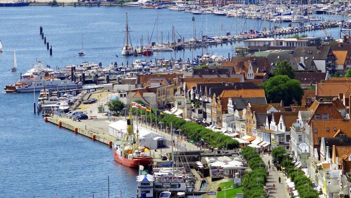 Travemünde von oben: Im Hafen haben etliche Jachten festgemacht, Segler starten von hier zu ihren Törns auf der Ostsee.