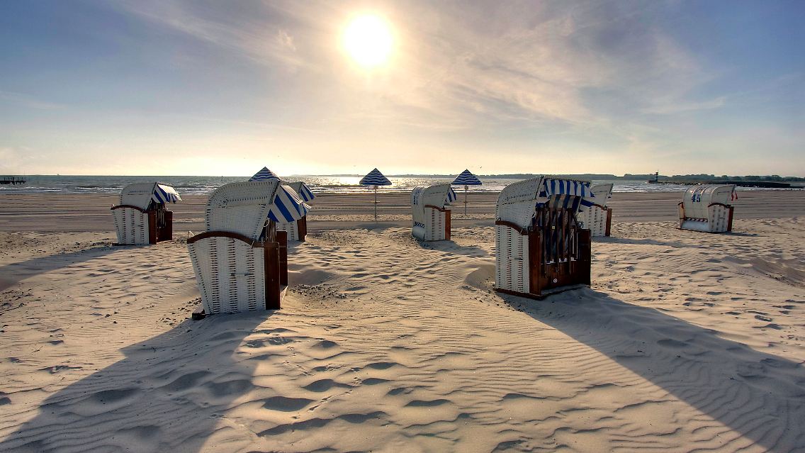 Bei Sonnenaufgang ist es am Strand von Travemünde noch richtig einsam - wenn die Sonne hoch steht, gibt es in den Strandkörben kaum einen Platz.