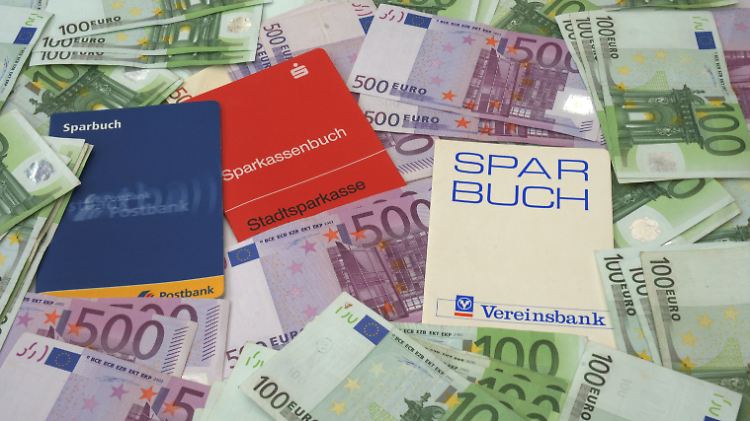 Das Sparbuch ist trotz geringer Verzinsung immer noch bliebt.