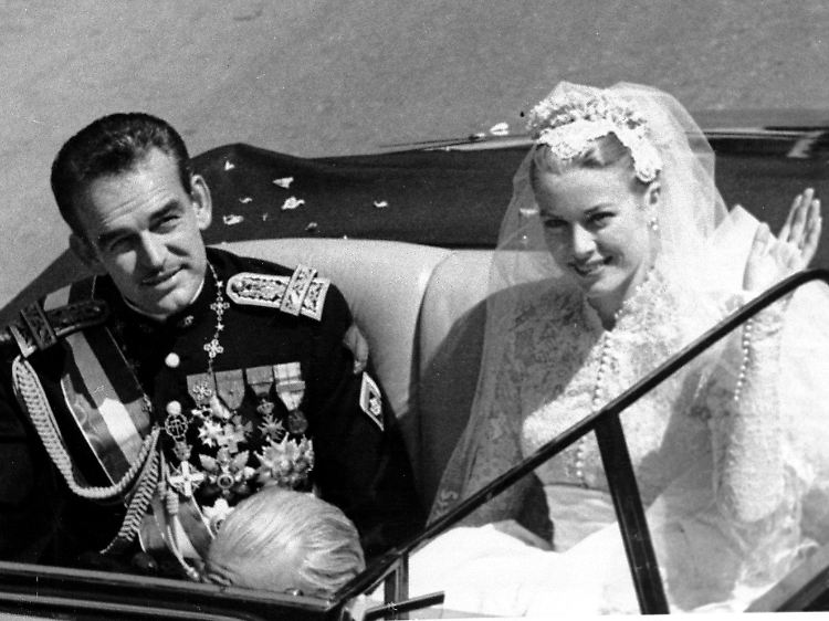 Manche erinnerte das Kleid an die Robe von Grace Kelly