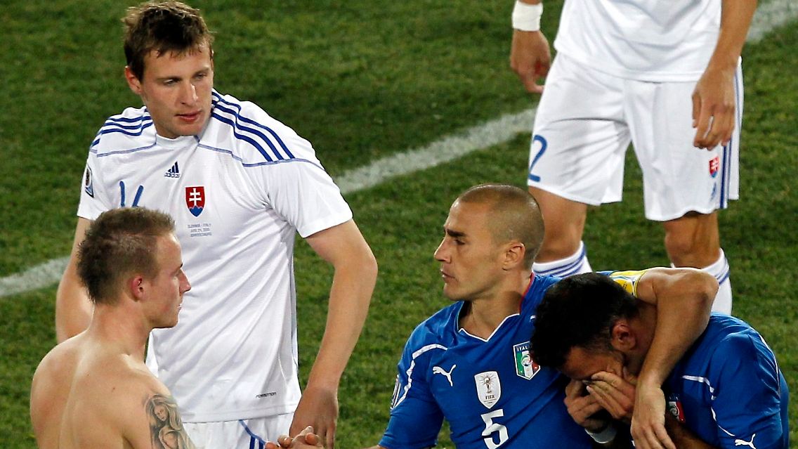 Fabio Cannavaro zeigt sich als fairer Verlierer und gratuliert Miroslav Stoch - Fabio Quagliarella (r) kann die Niederlage fassen.