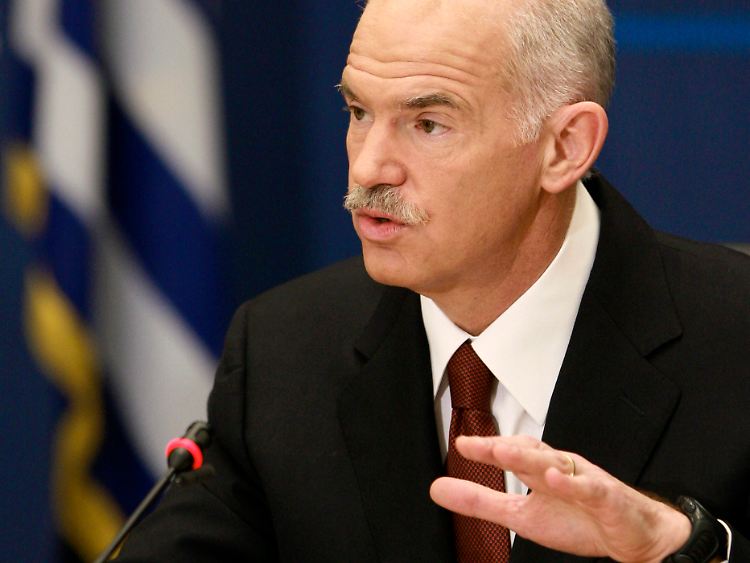 Der Ball muss wieder flacher gespielt werden - Regierungschef Papandreou findet das Gerede über den Euro-Austritt "kriminell".