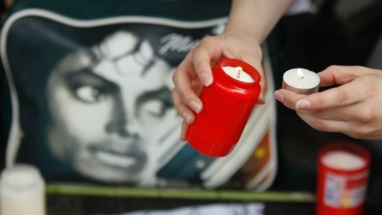 Eine Kerze für den "King of Pop" - Szene aus Berlin.