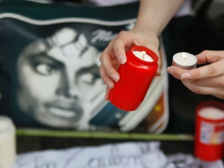 Eine Kerze für den "King of Pop" - Szene aus Berlin.