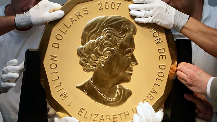 Da braucht es schon ein paar Männer, um die Münze anzuheben.