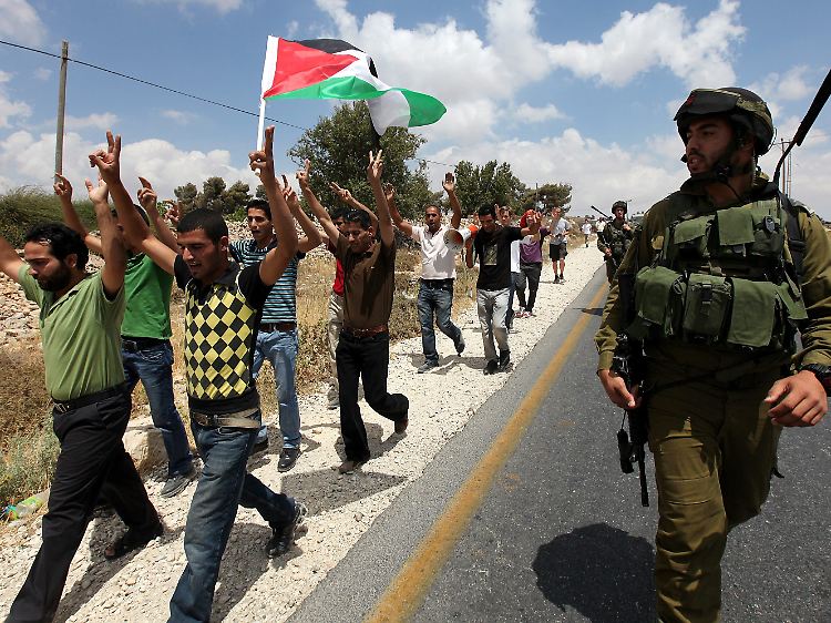 Palästinenser protestieren gegen die Mauer um den Gazastreifen. Die israelische Armee bleibt ihnen auf den Versen.