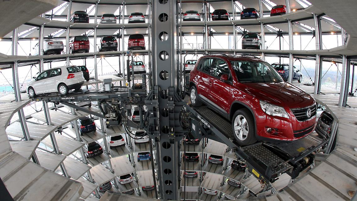 Ein VW Tiguan wird in der Autostadt in Wolfsburg mit einem vollautomatischen Aufzug aus dem Turm genommen.