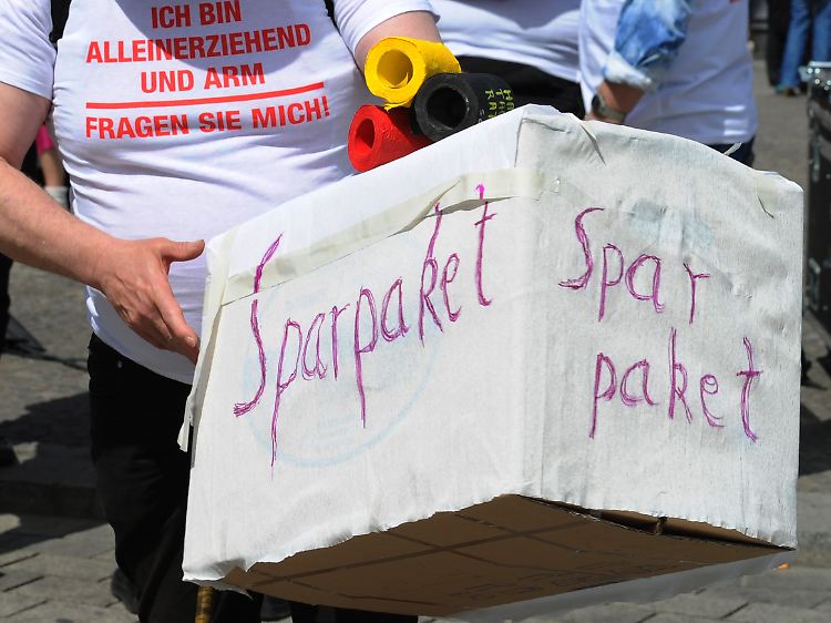 Die Pläne der Bundesregierung treffen vor allem die Armen, so die Gewerkschaft.