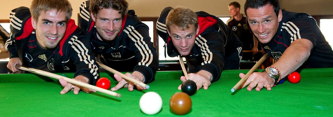 Billard gegen die Anspannung: Lahm, Friedrich, Neuer und Trochowski schieben im Teamhotel eine ruhige Kugel.