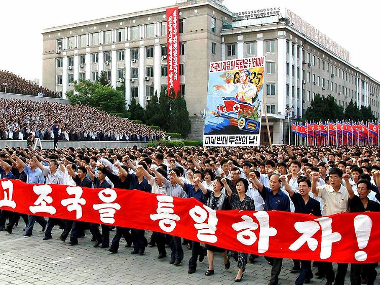 Im Gleichschritt: nordkoreanische Demonstration am "Anti-USA-Tag" in Pjöngjang, am Jahrestag des Beginns des Koreakrieges (1950-53).