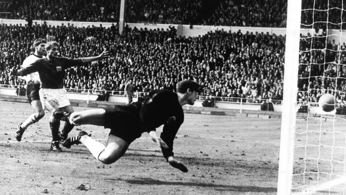 Das ominöse Tor, mit dem die Rivalität zwischen England und Deutschland ihren Anfang nahm: Geoff Hurst (nicht im Bild) trifft im WM-Finale 1966 die Latte, der Rest ist Geschichte.
