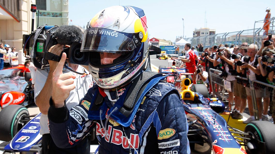 Sebastian Vettel zeigt es an: Platz Eins in der Qualifikation.