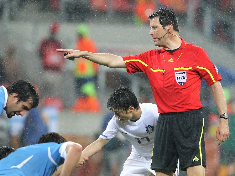 Schiedsrichter Wolfgang Stark: Die Partie zwischen Uruguay und Südkorea war nicht sein bester Auftritt.