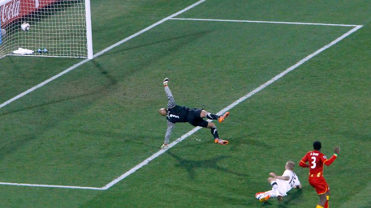 Der Siegtreffer: In der 93. Minute wird US-Keeper Tim Howard zum zweiten Mal an diesem Abend bezwungen, diesmal von Asamoah Gyan.