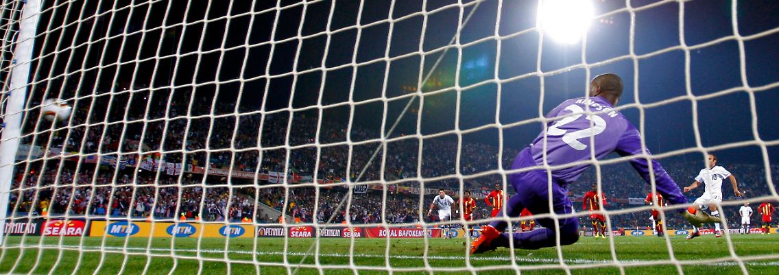 Der Ausgleich: Landon Donovan setzt in der 62. Minute einen Foulelfmeter an den Innenpfosten, von dort prallt er ins Tor.