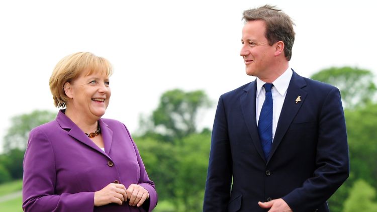 Trotz großer Weltpolitik: auch Merkel und Cameron haben ihre Tipps für das Spiel Deutschland gegen England abgegeben.