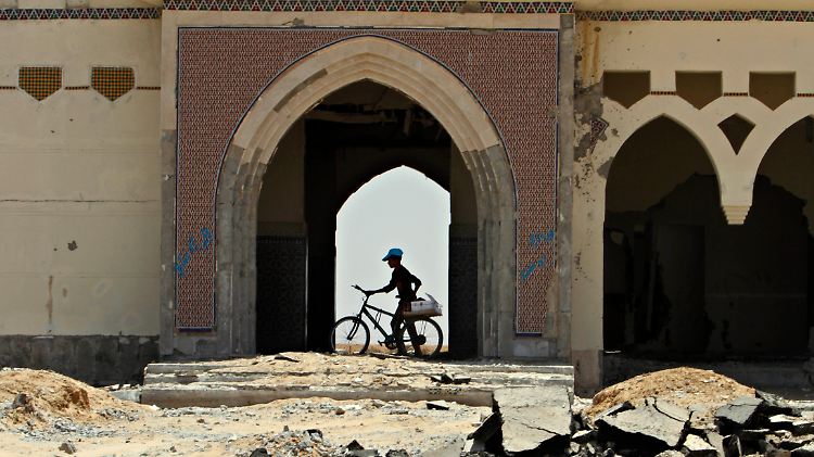 Ein palästinensischer Junge schiebt sein Fahrrad über den bei israelischen Luftangriffen zerstörten Flughafen von Gaza in Rafah.