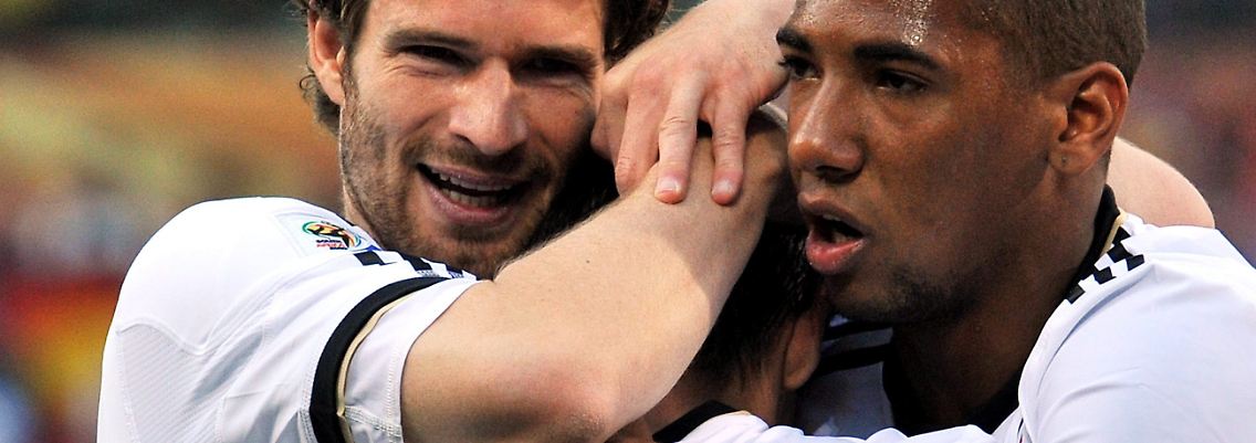 Und noch mehr Freude: Diego Armando Friedrich und Jerome Boateng drücken Miroslav Klose nach unten.
