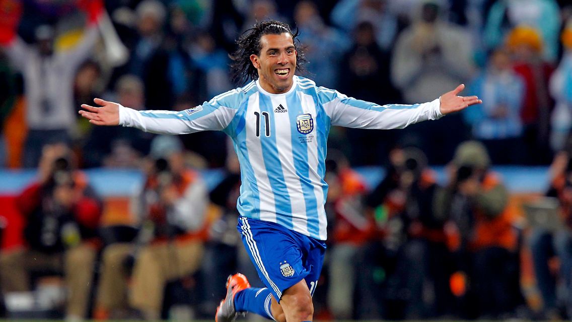 Einmal aus dem Abseits, einmal mit purer Gewalt: Carlos Tevez erzielte zwei der drei argentinischen Tore.