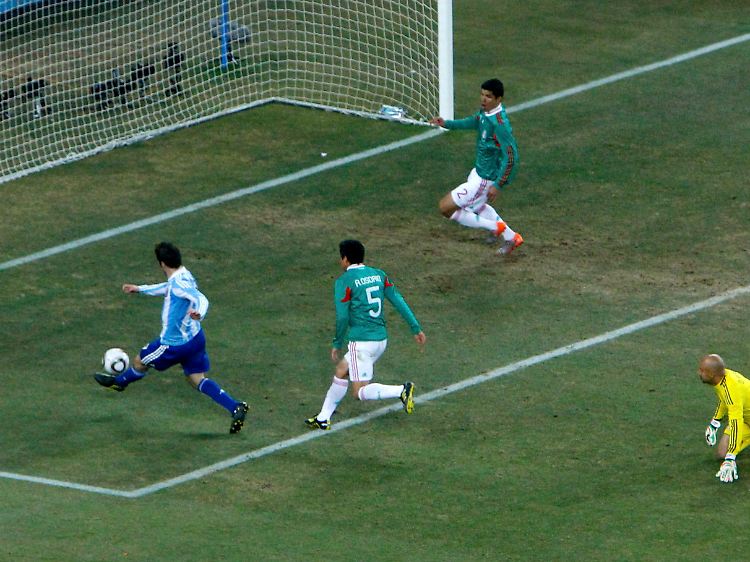 Nach der Vorlage von Ricardo Osorio nahm Gonzalo Higuain die Einladung zum 2:0 dankend an.