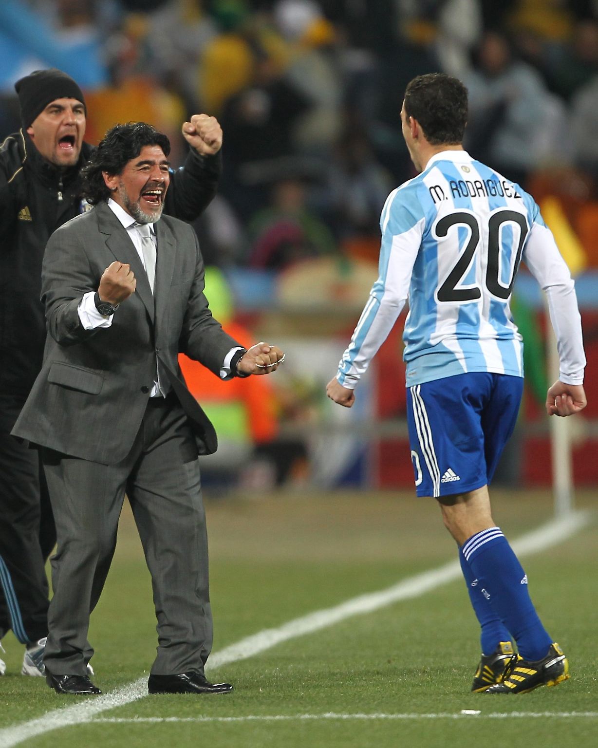 Vier Jahre nach dem Elfmeter-Krimi in Berlin ist der zweimalige Weltmeister Argentinien nach einem 3:1 (2:0) gegen Mexiko auch im Viertelfinale der WM in Südafrika der deutsche Gegner. Damit kommt es für Deutschland auch zu einem Wiedersehen mit Diego Maradona.