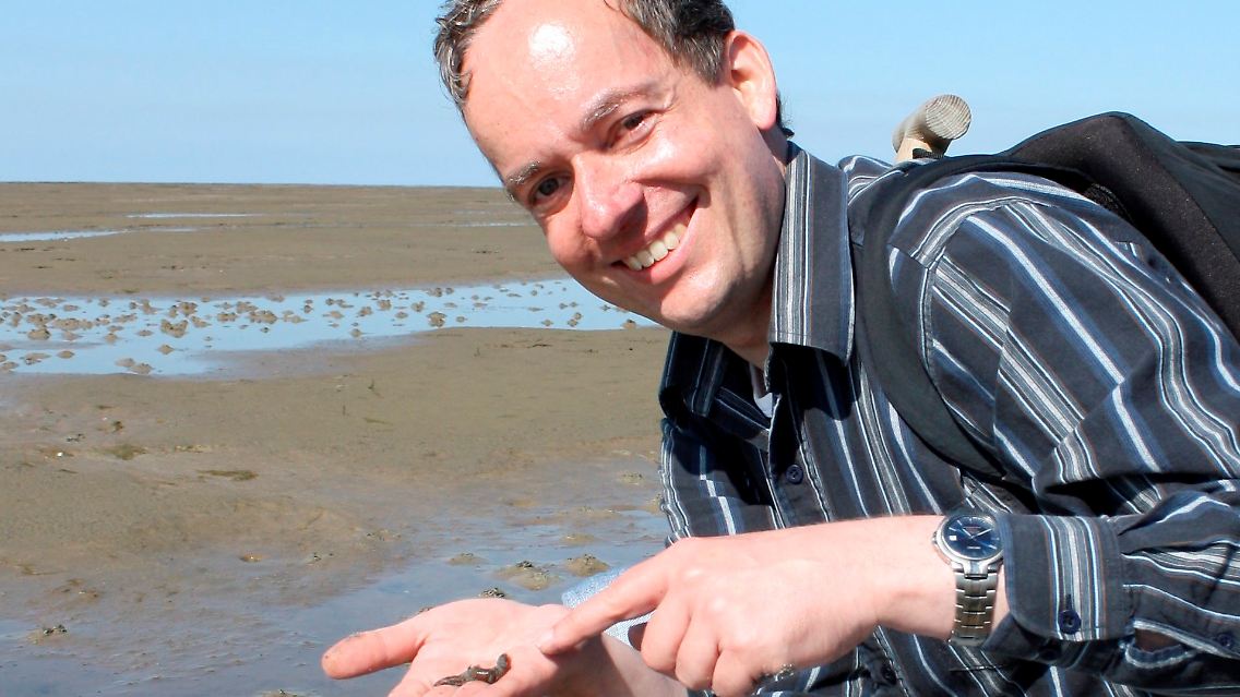 Christof Goetze, Diplom-Biologe von der Schutzstation Schleswig-Holsteinisches Wattenmeer, mit einem Wattwurm ...
