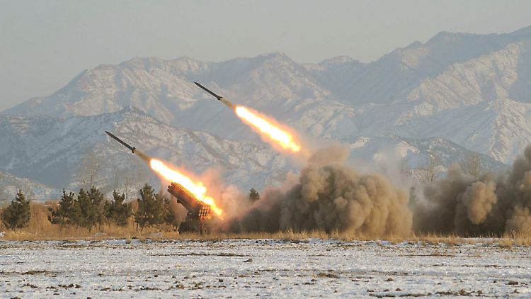 In jüngster Zeit gewinnen nicht nur die diplomatischen Auseinandersetzungen an Schärfe: Abschuss von Raketen in Nordkorea.