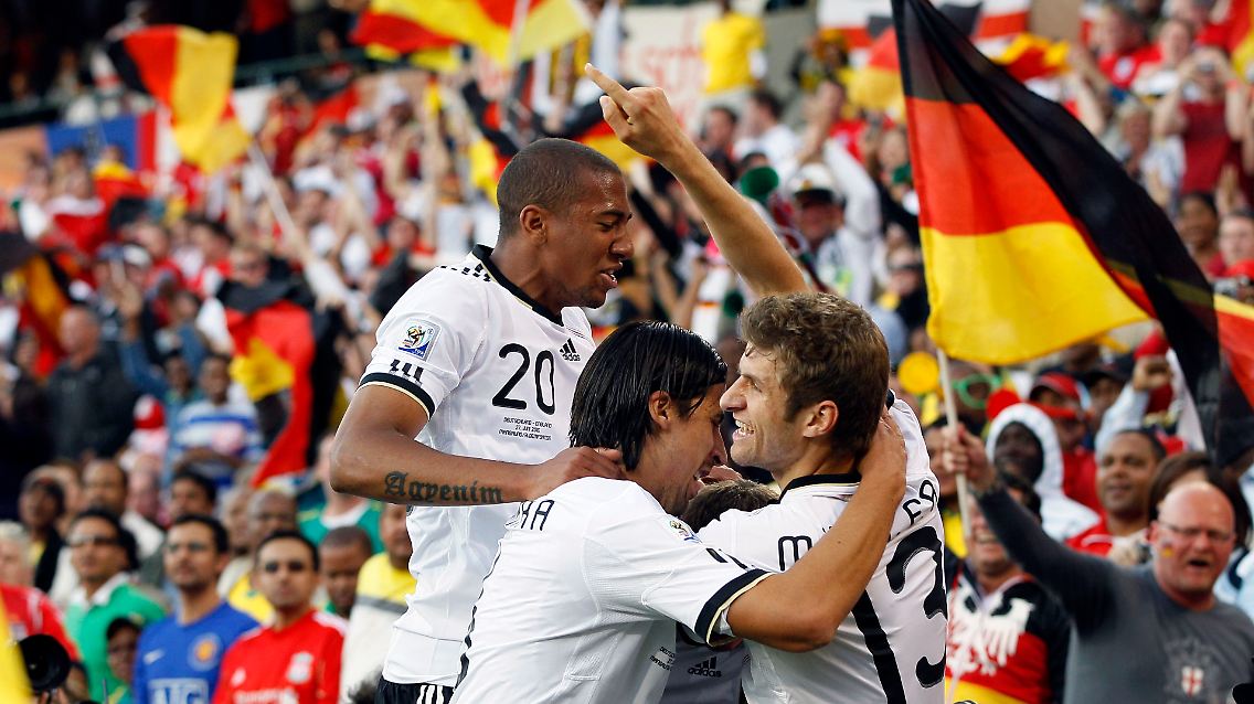 Echte Sportler: Nach dem 4:1 gegen England feierten die deutschen Spieler intensiv, wie hier Jerome Boateng, Sami Khedira und Thoams Müller, aber nicht lange.