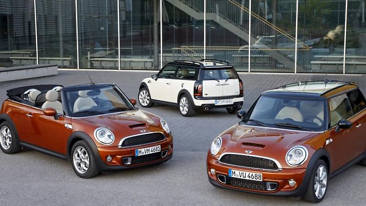 Das Mini Cabrio (links) wird ab dem 18. September als Selbstzünder angeboten, auch der Clubman (Mitte) und der normale Dreitürer (rechts) erhalten neue Motoren.