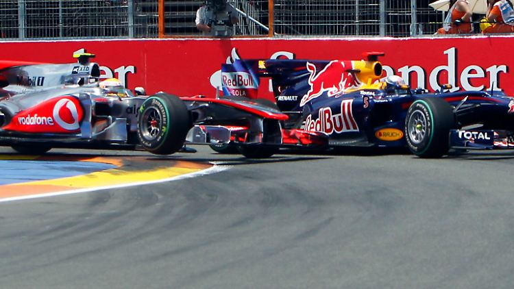 In der ersten Kurve wäre es für Sebastian Vettel beinahe schon vorbei gewesen. Lewis Hamitlon rutschte dem Deutschen aufs rechte Vorderrad.