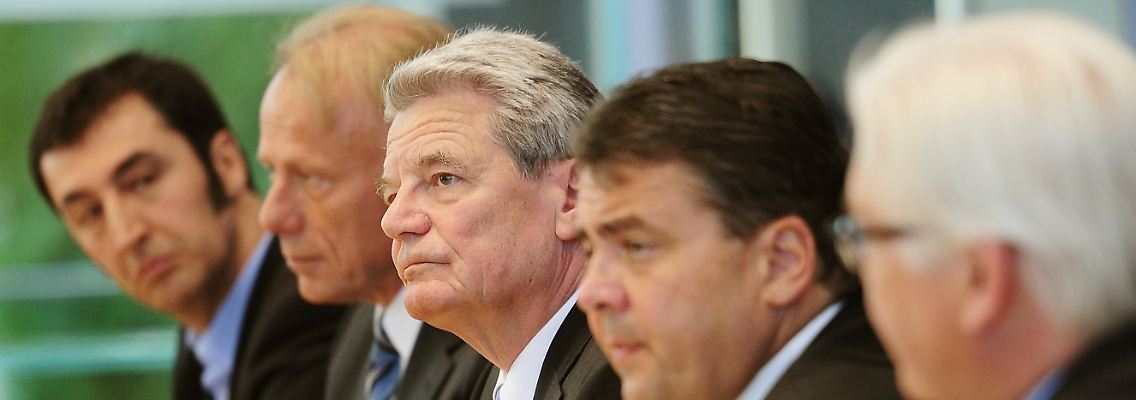 SPD und Grüne stellen Gauck (M) am 4. Juni 2010 als ihren Präsidentschaftskandidaten vor.