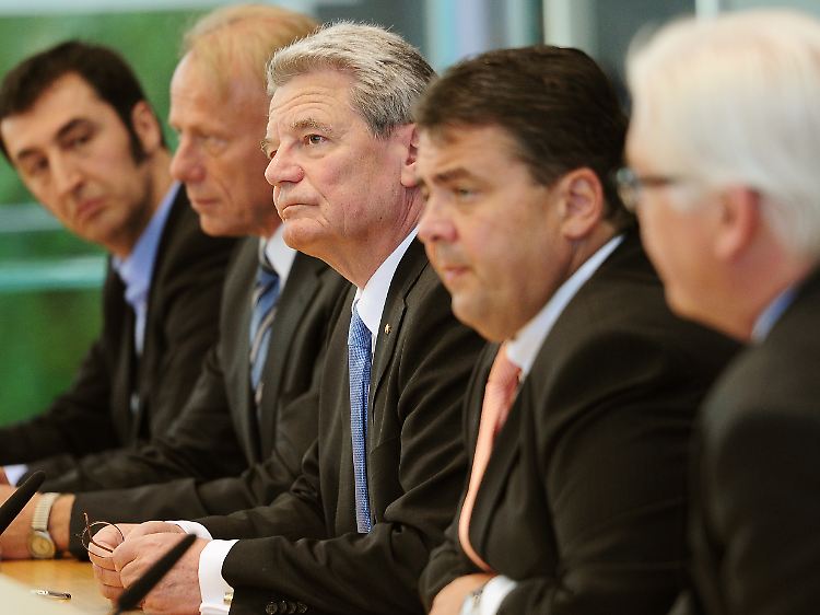 SPD und Grüne stellen Gauck (M) am 4. Juni 2010 als ihren Präsidentschaftskandidaten vor.