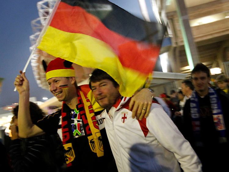 Siegen ist einfach, verlieren hingegen schwer: Ein deutscher und ein englischer Fan vor dem Stadion in Bloemfontein.