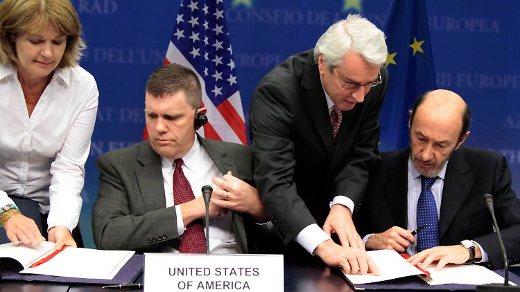 Daten werden weitergegeben: Vertreter der USA und EU unterzeichnen den Swift-Vertrag.