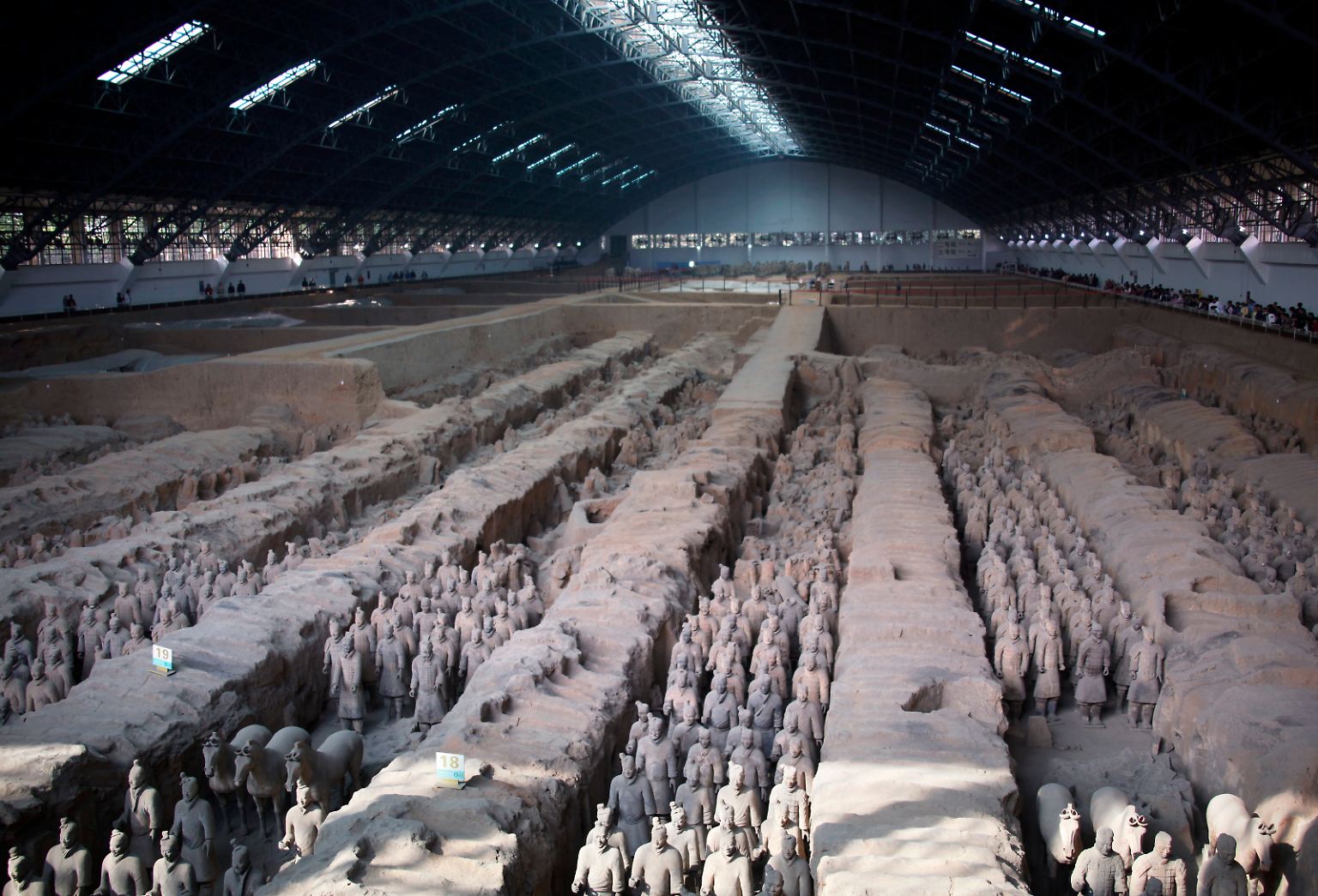 Die Terrakotta-Armee im Mausoleum des chinesischen Herrscher Qin Shi Huang …