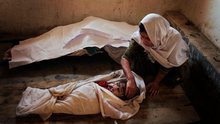 Eine Frau trauert um ihre sechsjährige Nichte, die zusammen mit ihrer Mutter in der Provinz Ghazni von einem Spregnsatz getötet wurde.