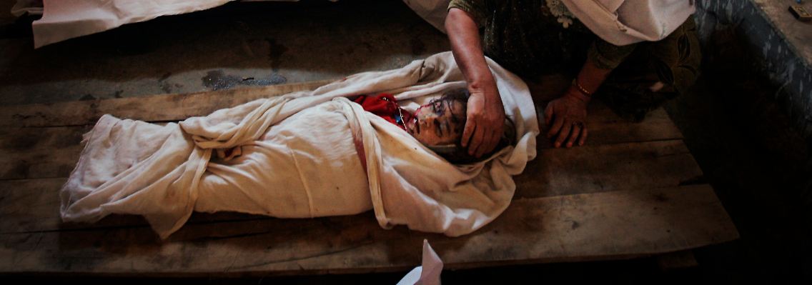 Eine Frau trauert um ihre sechsjährige Nichte, die zusammen mit ihrer Mutter in der Provinz Ghazni von einem Spregnsatz getötet wurde.
