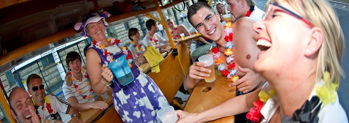 Fußballfans feiern die WM ...