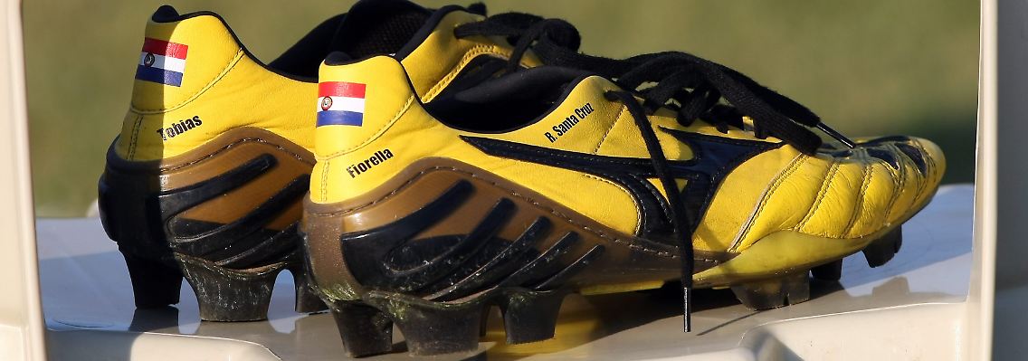 Was würden die Fans DAFÜR geben: Roque Santa Cruz' Schuhe.